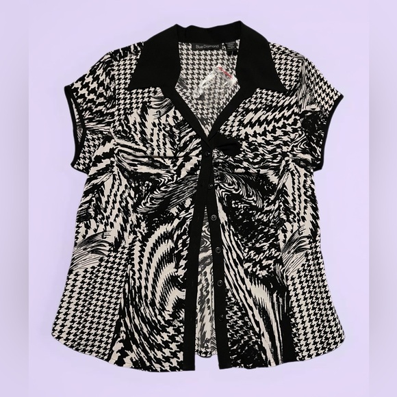 NWOT 🤍 Stylish Monochrome Patterned Women's Blouse 🖤 - Picture 1 of 7